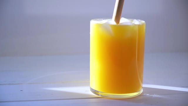 新鲜橙汁加冰。视频素材