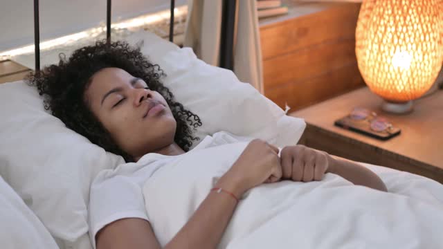 非洲妇女咳嗽躺在床上，流感视频素材