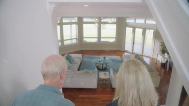 两名商人穿过一座豪华的海滨住宅视频下载
