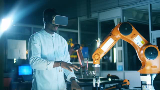 机器人由一位戴着虚拟现实眼镜的非洲研究人员操控视频素材