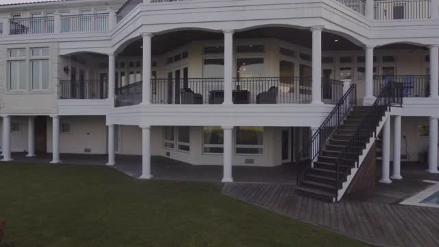 一架无人机从海湾边的豪华酒店呼啸而过视频素材
