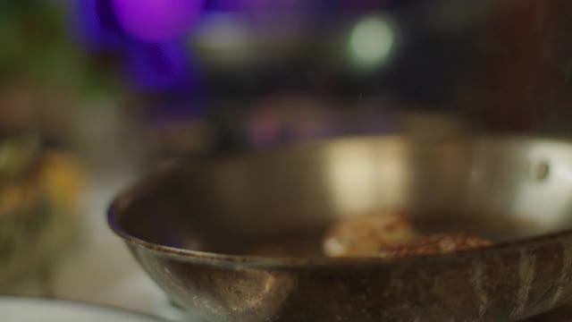 SLO MO CU主厨将熟扇贝从煎锅中移至上菜盘视频下载