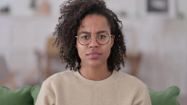 非洲妇女在家在线视频通话时愤怒的肖像视频素材
