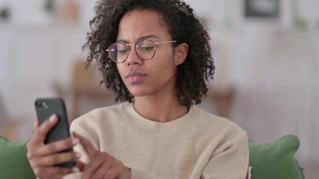 非洲女性在智能手机上的损失视频素材