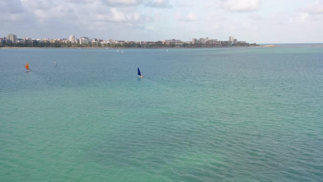 巴西阿拉格斯马塞奥天然泳池里的帆船视频素材