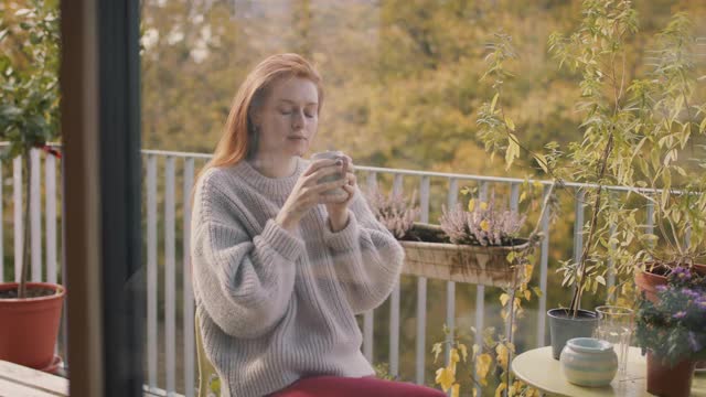 坐在阳台上喝咖啡的女人视频下载