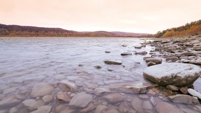 野生山河近丰清溪。细部静态拍摄的潺潺小溪与巨石流动。岩石在飞溅的水迅速。乌克兰,喀尔巴阡山脉的视频素材