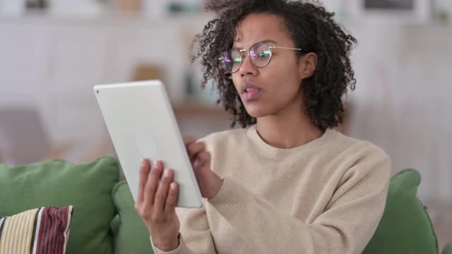 非洲女性在沙发平板电脑上的失败写照视频素材