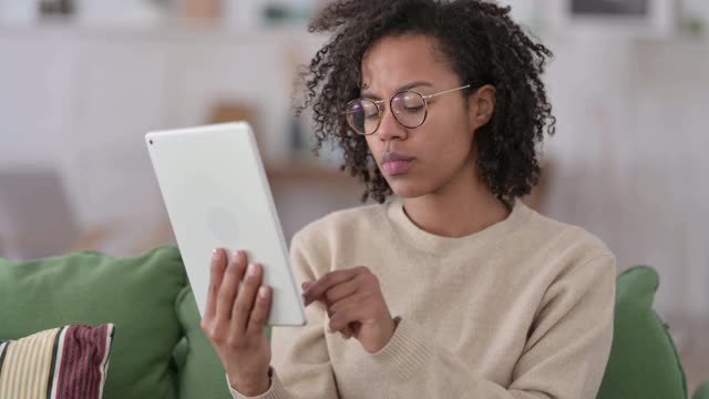 非洲女性平板电脑视频通话肖像视频素材