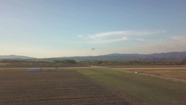 空中的机动悬挂滑翔机视频下载