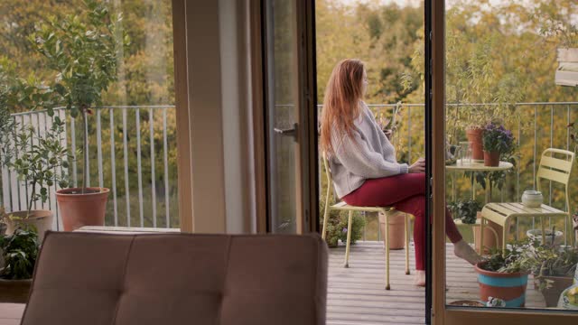独自坐在阳台上的女人视频素材