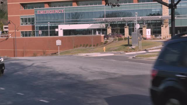 接下来拍摄了一辆汽车经过医院的紧急入口视频下载