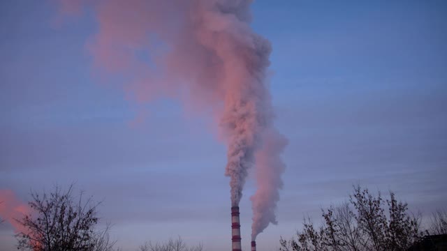 烟雾和二氧化碳污染环境。管道大型工业企业对生态有害视频素材