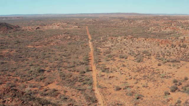 辛普森沙漠中土路的鸟瞰图视频下载