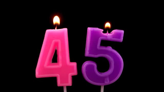 黑色背景上的生日蜡烛，45号视频下载