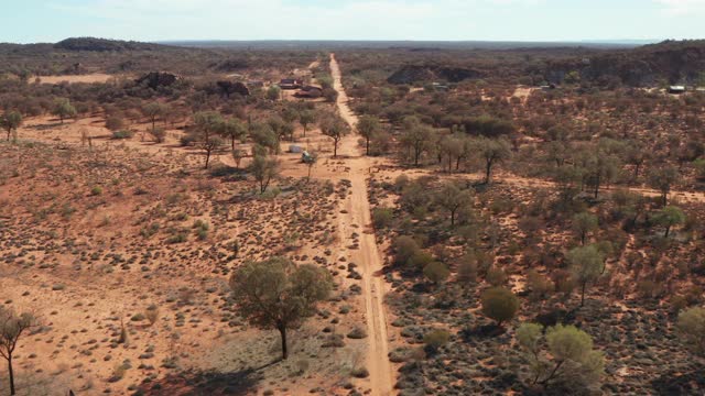 一条通往辛普森沙漠中一个宅地的土路视频下载