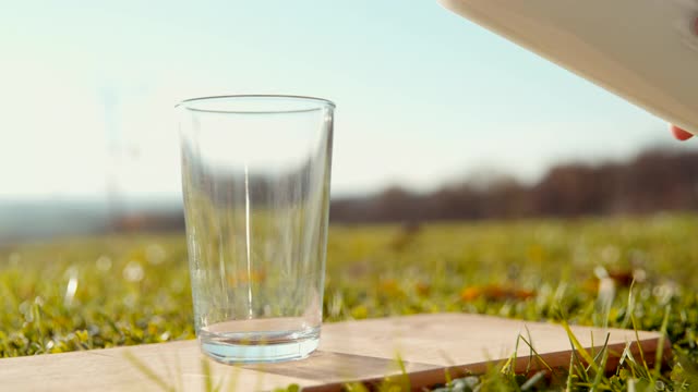 在一个阳光明媚的日子往杯子里倒牛奶视频下载