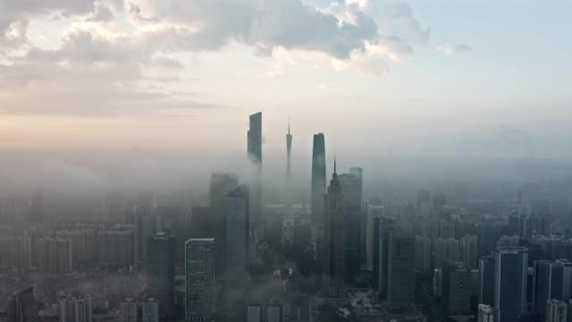雾中的广州金融区鸟瞰图视频素材