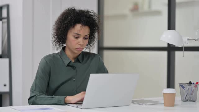 非洲妇女使用笔记本电脑时背痛视频素材