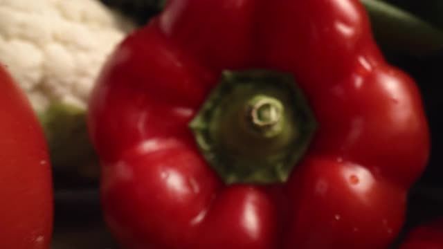 缩小时令蔬菜的微距视频。用红氦相机在8K拍摄视频素材