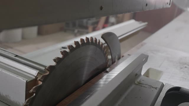 木工车间中圆形动力锯片的细节视频素材
