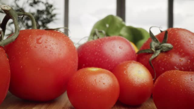 缩小桌子上一堆西红柿的微距视频。用红氦相机在8K拍摄视频素材