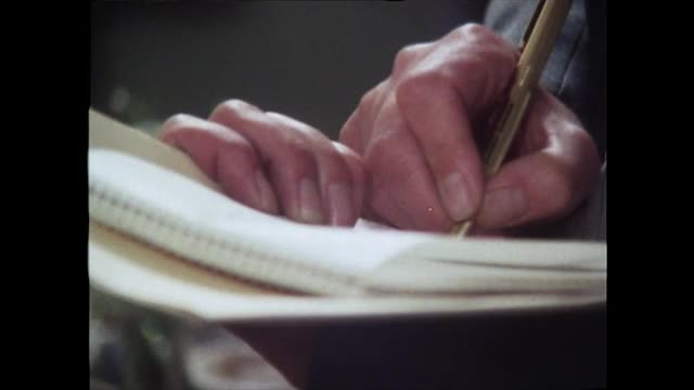 Seq。CU男记者的手做笔记;1981视频下载