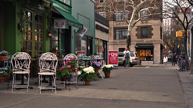餐厅户外餐桌。城市街道的野花。纽约。幸福。视频下载