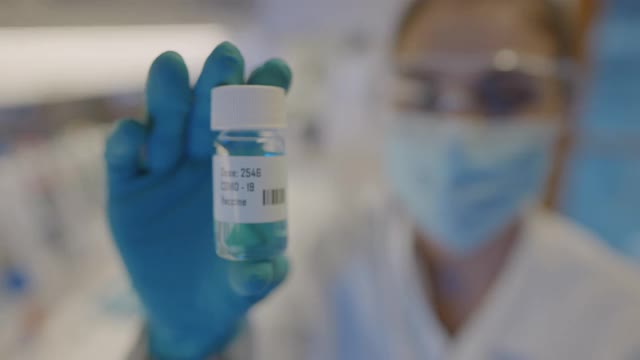 在实验室工作的女性研究员:冠状病毒和冠状病毒疫苗视频素材