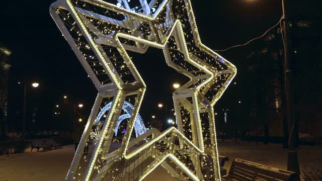 星光拱门公园的新年街道装饰视频下载