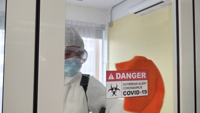 工作人员正在清理设施中的冠状病毒，冠状病毒19。视频素材