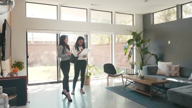 房地产经纪人向女性客户展示房屋视频素材