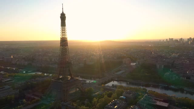 法国，巴黎城市景观与塞纳河和埃菲尔铁塔，无人机鸟瞰日落视频素材