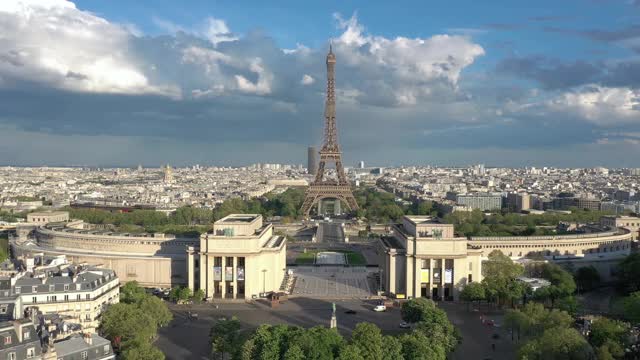 法国，巴黎城市景观与特罗卡德罗和埃菲尔铁塔，无人机鸟瞰图视频素材