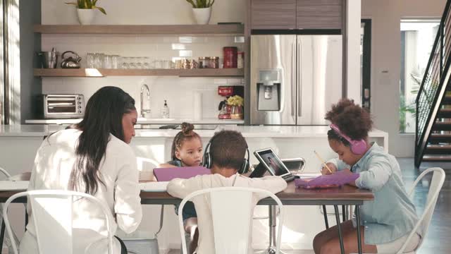 2019冠状病毒病期间，母亲在家远程办公，孩子在家学习视频下载