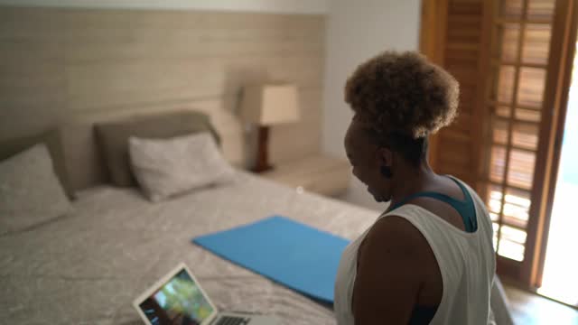 老女人在家用笔记本电脑看健身课视频素材