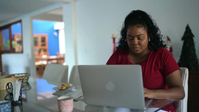 年轻女性在家工作视频下载