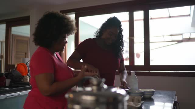 妈妈和女儿儿子在家里烤蛋糕视频素材