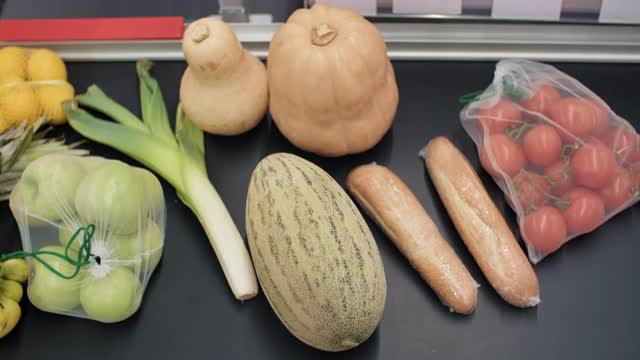 输送带上的新鲜水果和蔬菜视频下载