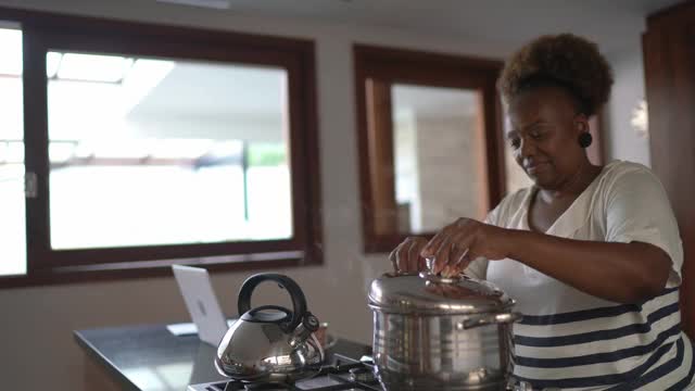 高级妇女在家做饭视频素材