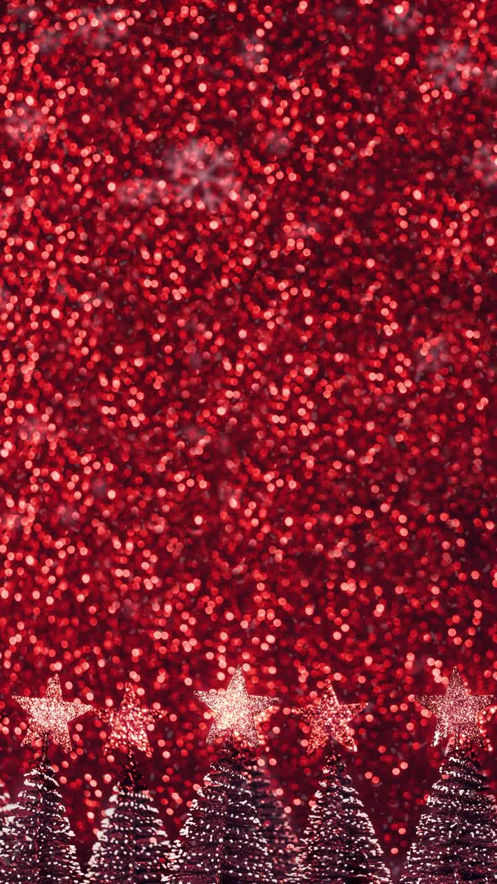圣诞树以红色的散景为背景，雪花垂直落下。为移动平台上的广告添加内容或设计留出空间视频下载