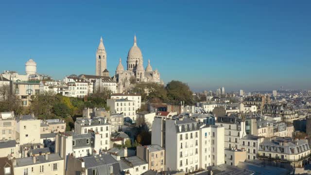 法国，蒙马特Sacré-Coeur巴黎大教堂，无人机鸟瞰图视频下载