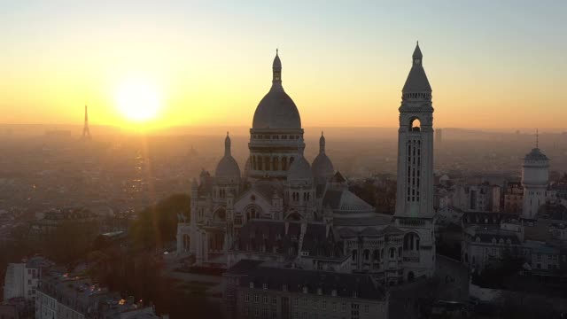 法国，蒙马特Sacré-Coeur巴黎大教堂，无人机鸟瞰日落视频下载