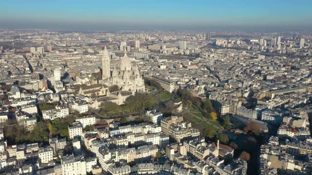 法国，蒙马特Sacré-Coeur巴黎大教堂，无人机鸟瞰图视频下载