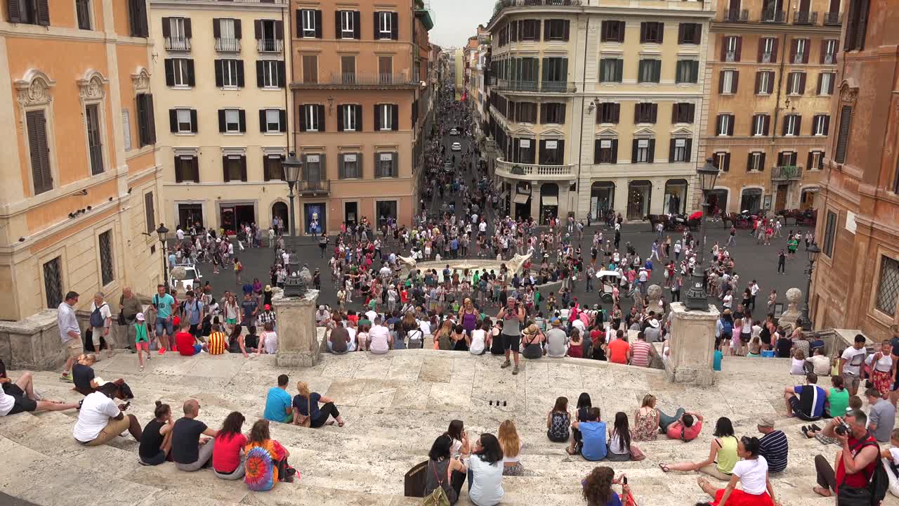 拥挤的西班牙台阶，意大利罗马的西班牙广场视频素材