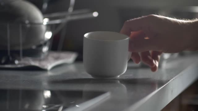 咖啡杯在餐桌上旋转视频素材