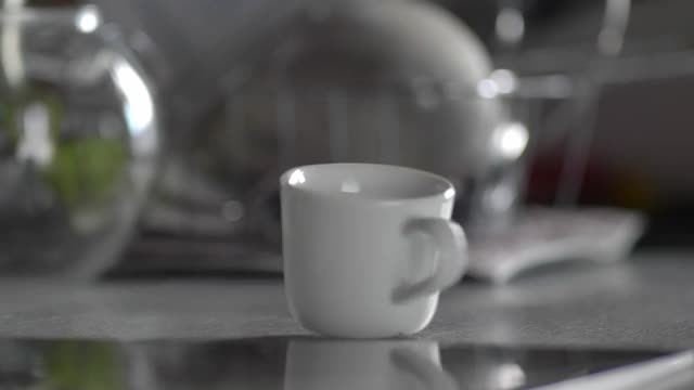 咖啡杯在餐桌上旋转视频素材