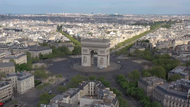 法国，巴黎香榭丽舍大道凯旋门无人机鸟瞰图视频素材