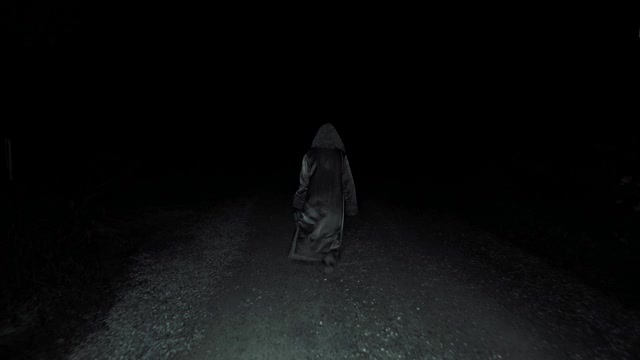老巫婆走在黑暗阴森的路上。视频素材