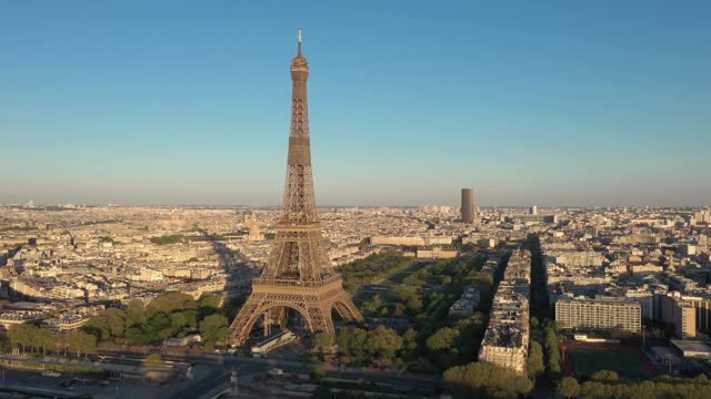 法国，巴黎城市景观与特罗卡德罗和埃菲尔铁塔，无人机鸟瞰图视频下载